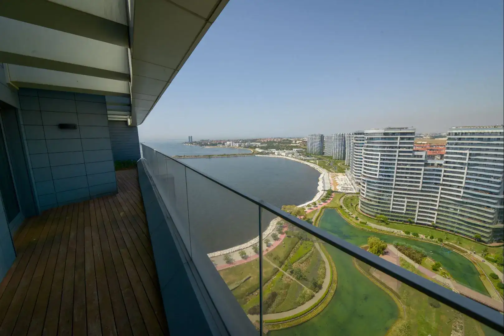 PREMIUM COMPLEX IN ISTANBUL ON THE SHORE OF THE SEA OF MARBLE