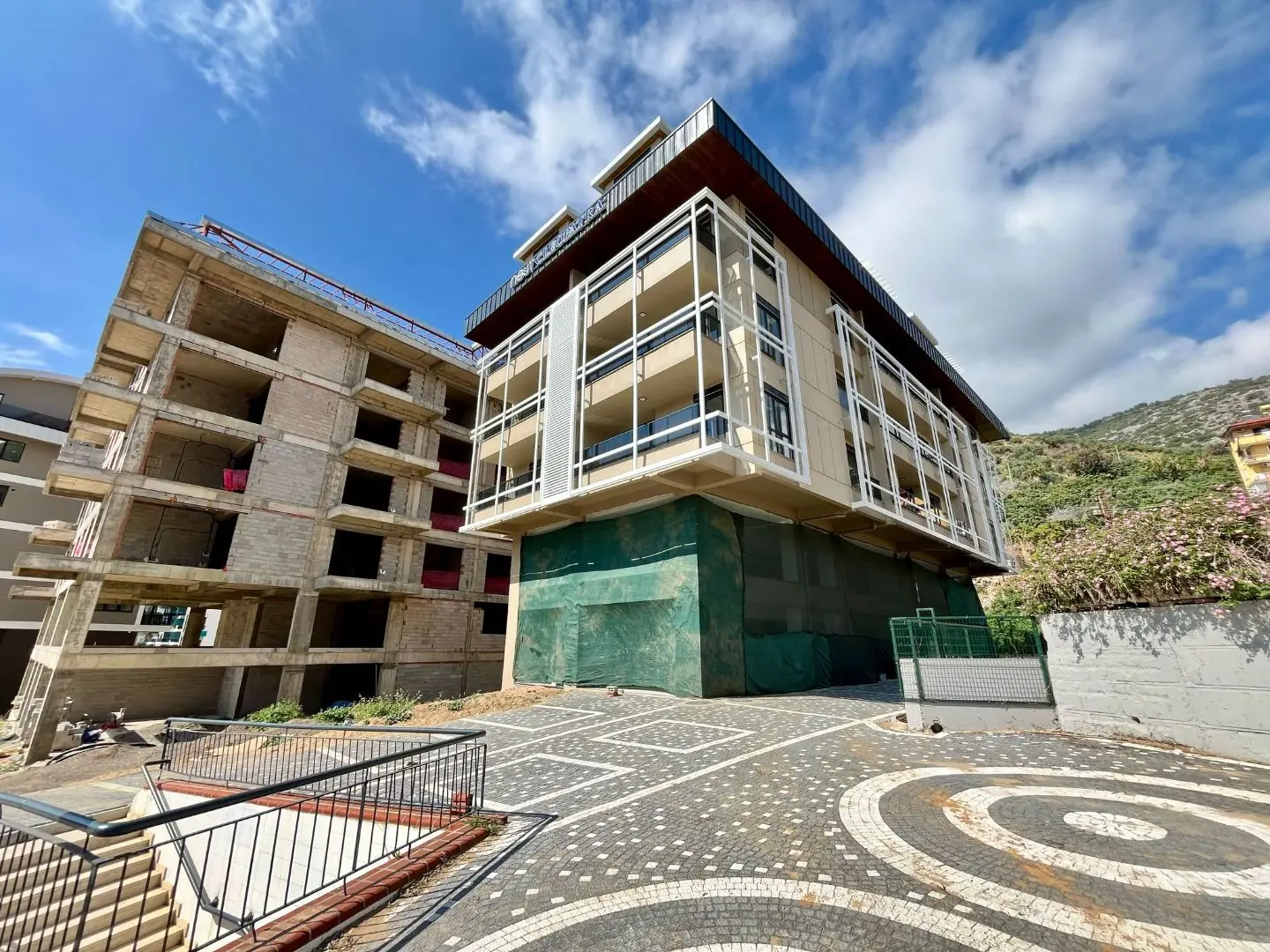 LUXURY CLASS PROJECT IN THE VERY CENTER OF ALANYA 650M FROM THE BEACH 