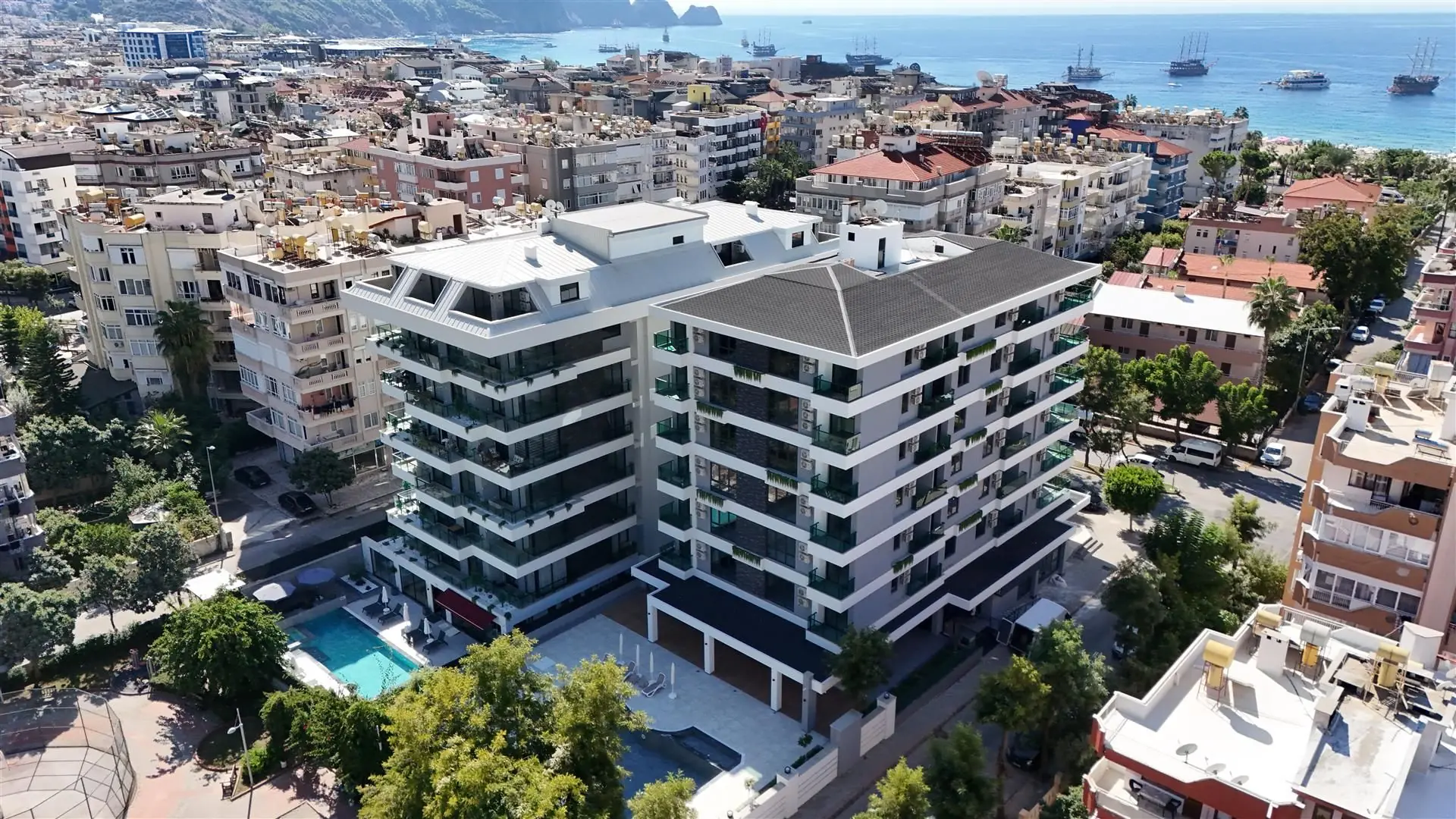 COMPLEX UNDER CONSTRUCTION IN THE CENTER OF ALANYA