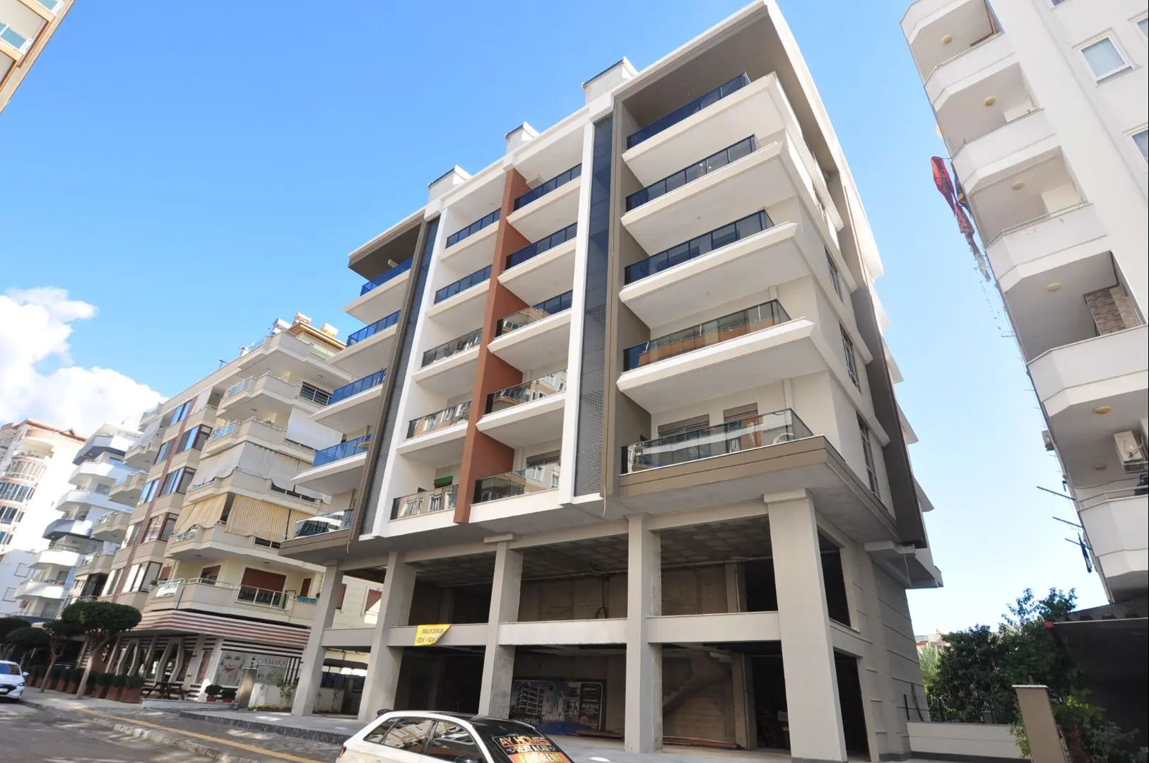 COMPLEX UNDER CONSTRUCTION IN THE CENTER OF MAHMUTLAR