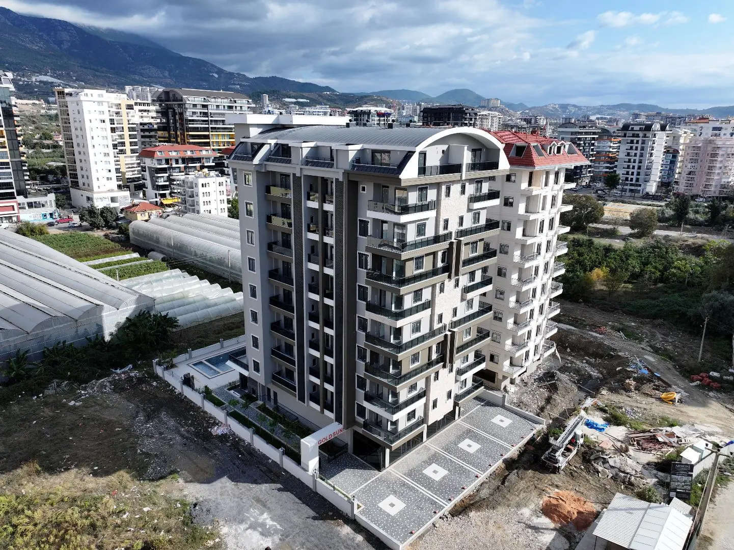NEW 9-STOREY COMPLEX WITH POOL IN THE CENTER OF MAHMUTLAR