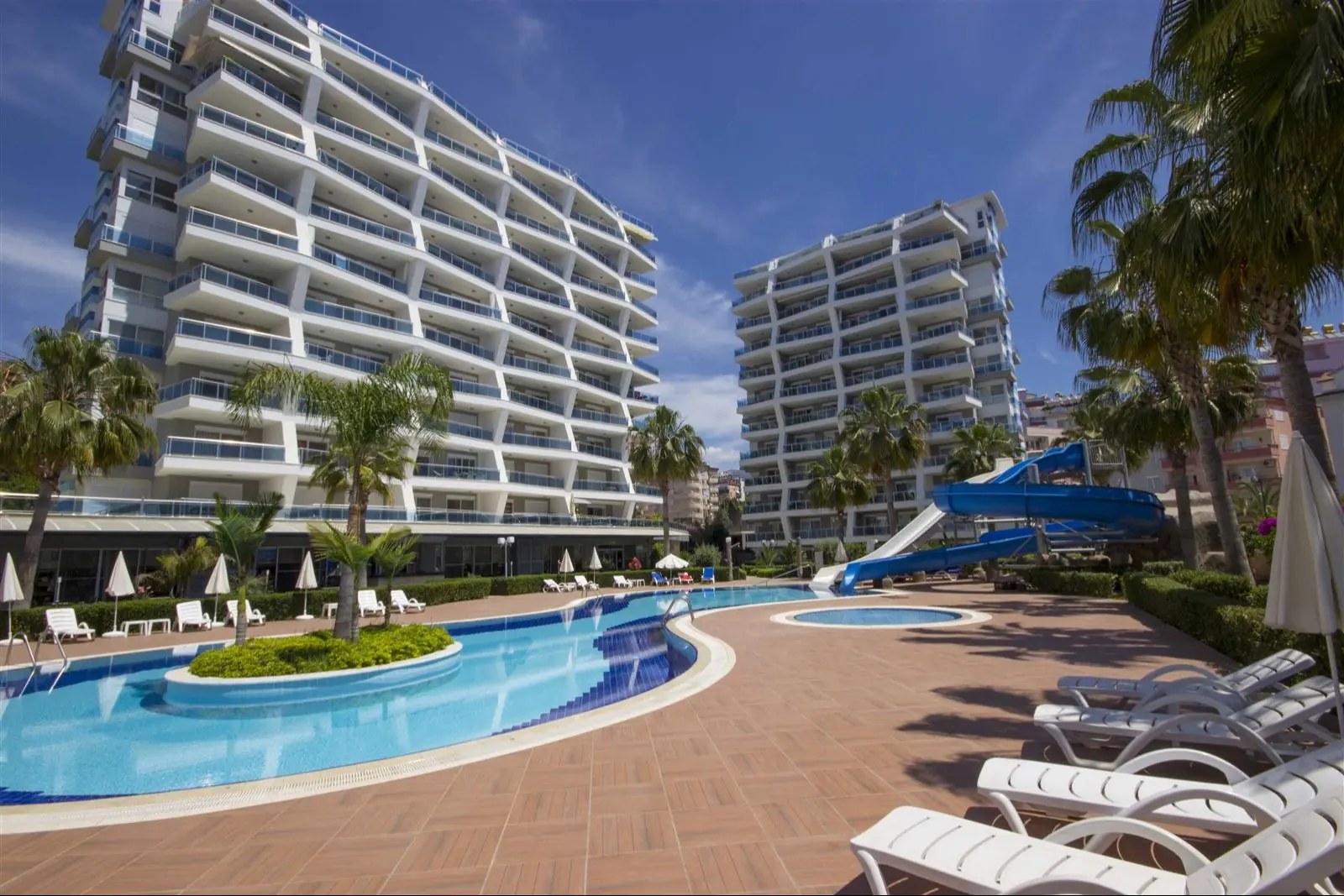 2+1 FURNİSHED FLAT İN A FULL FACİLİTY COMPLEX İN THE CENTER OF ALANYA