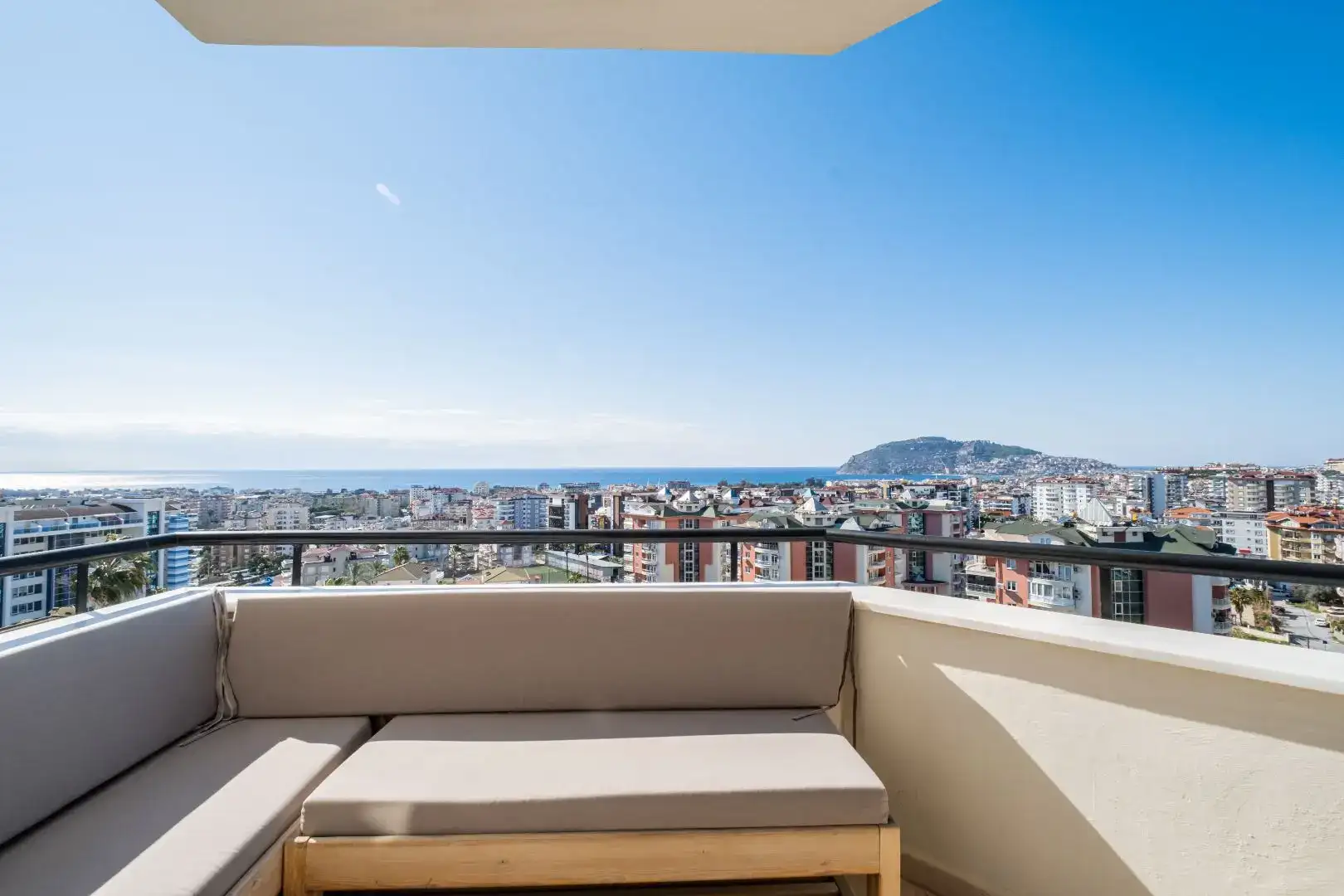 FURNİSHED 2+1 FLAT FOR SALE WİTH A BEAUTİFUL VİEW OF ALANYA CİTY