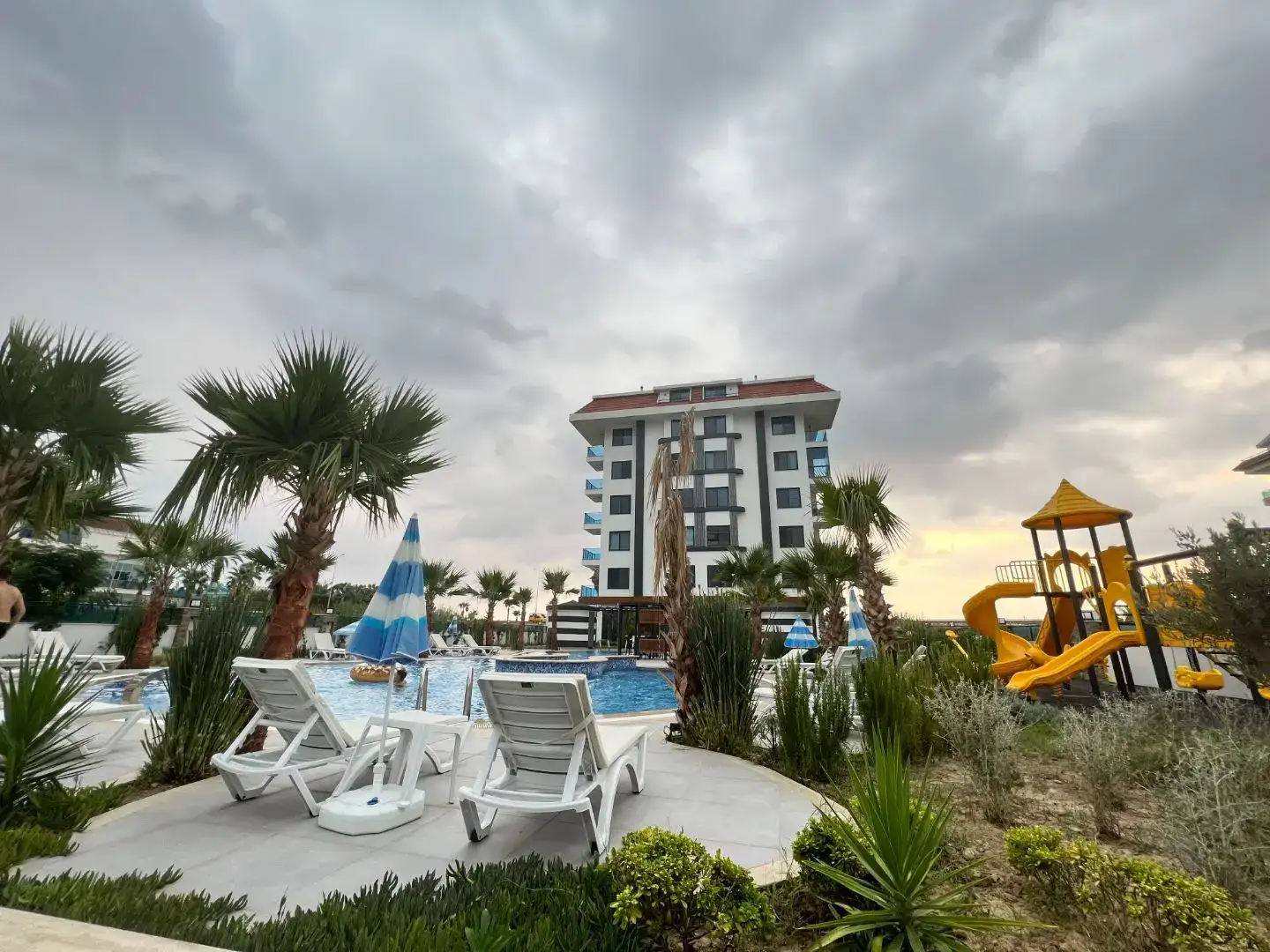 2 BEDROOM FLAT FOR SALE IN A FRONT BEACH LINE BUILDING - KESTEL