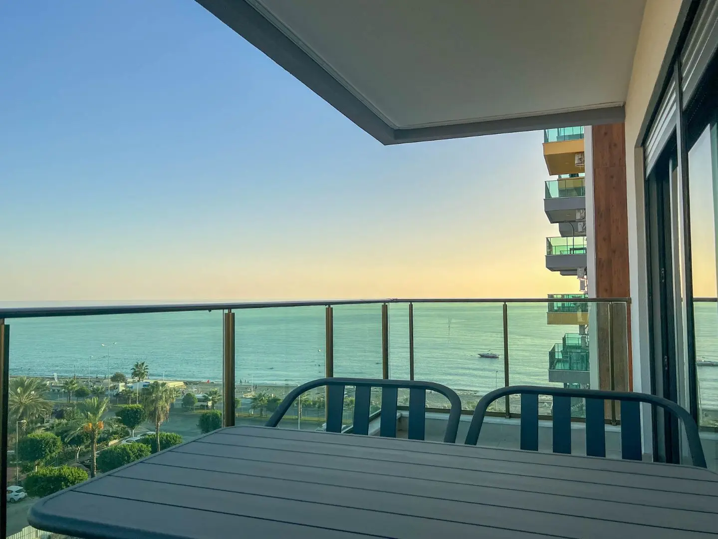2+1 FULLY FURNISHED FLAT BY THE BEACH FOR SALE IN ALANYA MAHMUTLAR
