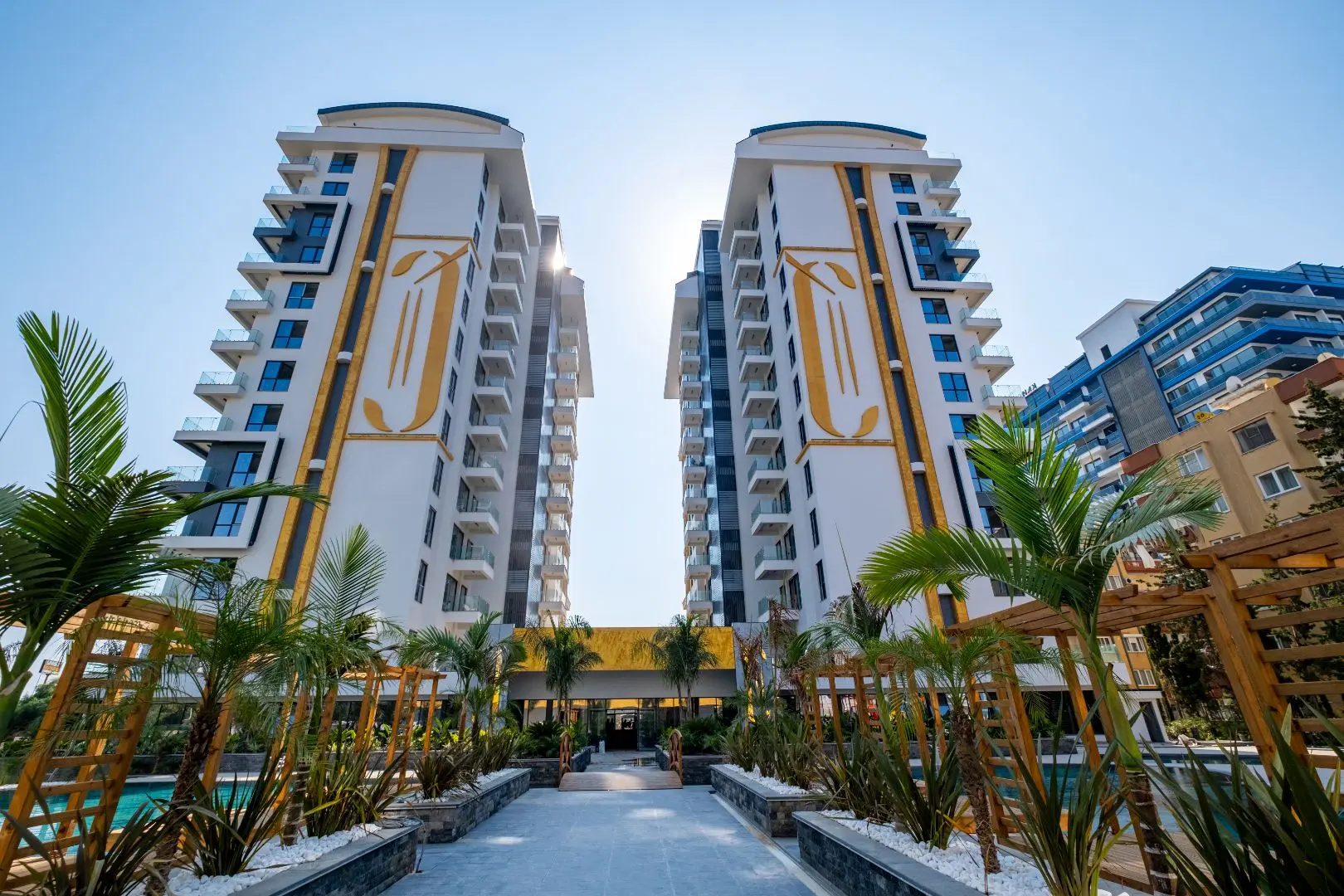1+1 FULLY FURNISHED FLAT IN ULTRA LUXURY SITE FOR SALE IN MAHMUTLAR