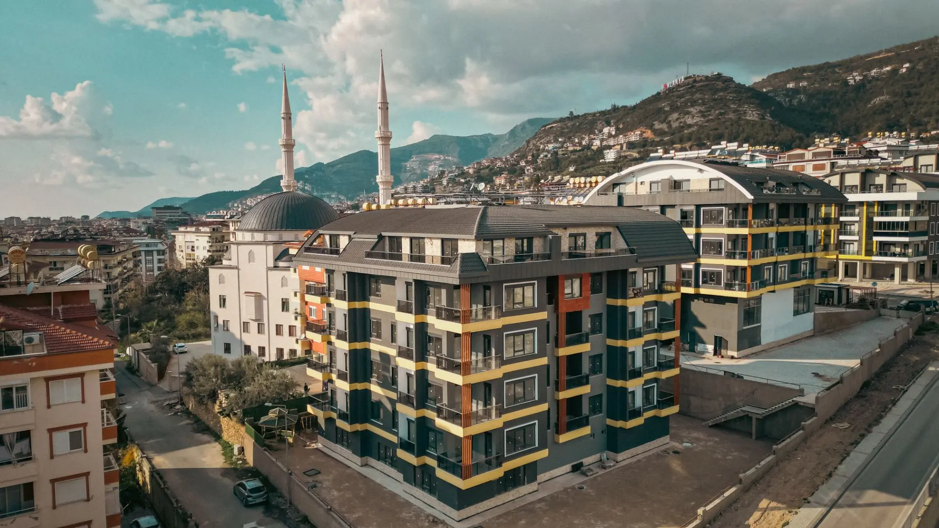 EMPTY 2+1 FLAT IN A FULL FACILITY BUILDING IN THE CENTER OF ALANYA 