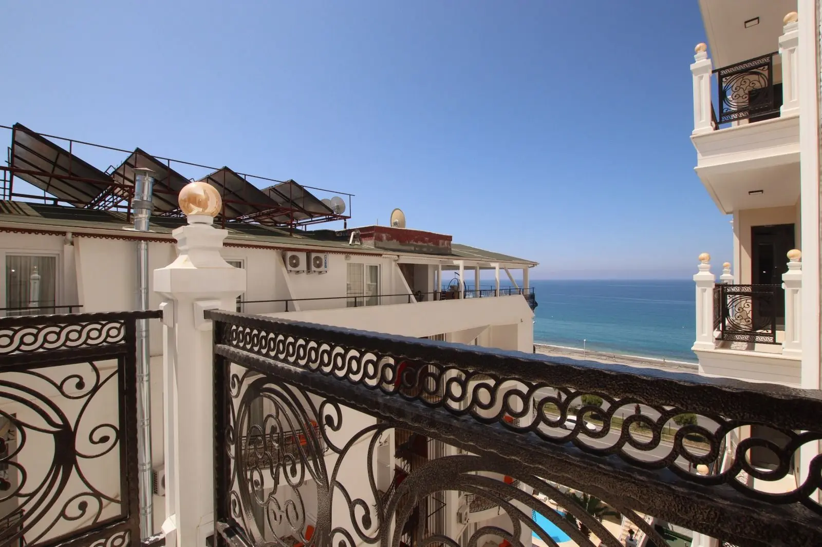 READY APARTMENT 2+1 IN A PREMIUM COMPLEX ON THE FIRST LINE IN ALANYA