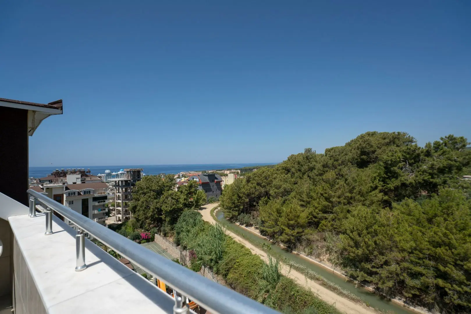FURNISHED 3+1 DPX WITH ALL THE AMENITIES IN A BIG COMPLEX IN AVSALLAR
