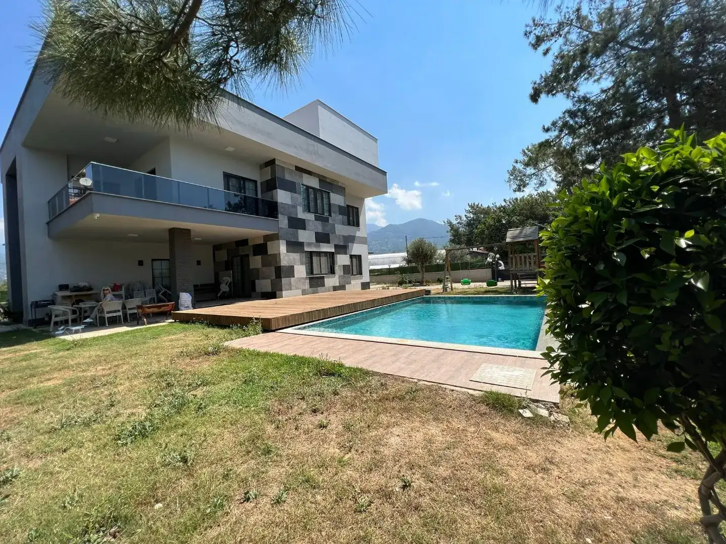LUXURY VILLA WITH 6 BEDROOMS AND A SEPERATE KITCHEN FOR SALE 