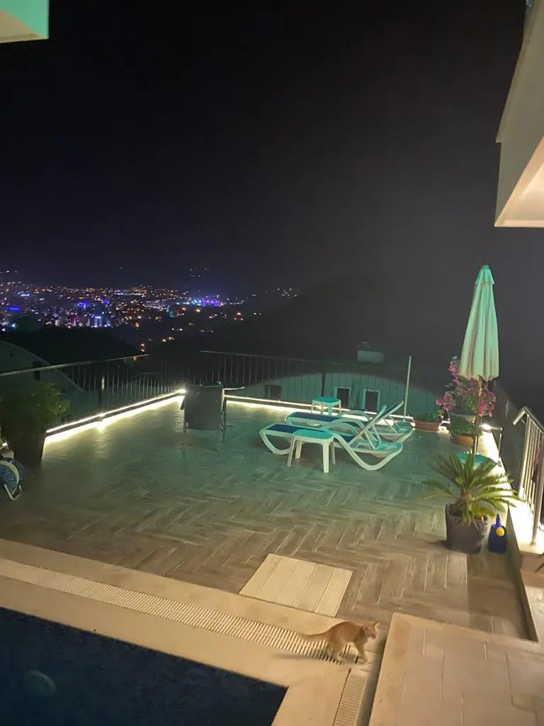 FURNISHED SPACIOUS 7+1 TRIPLEX VILLA WITH ALANYA VIEW FROM THE BALCONY