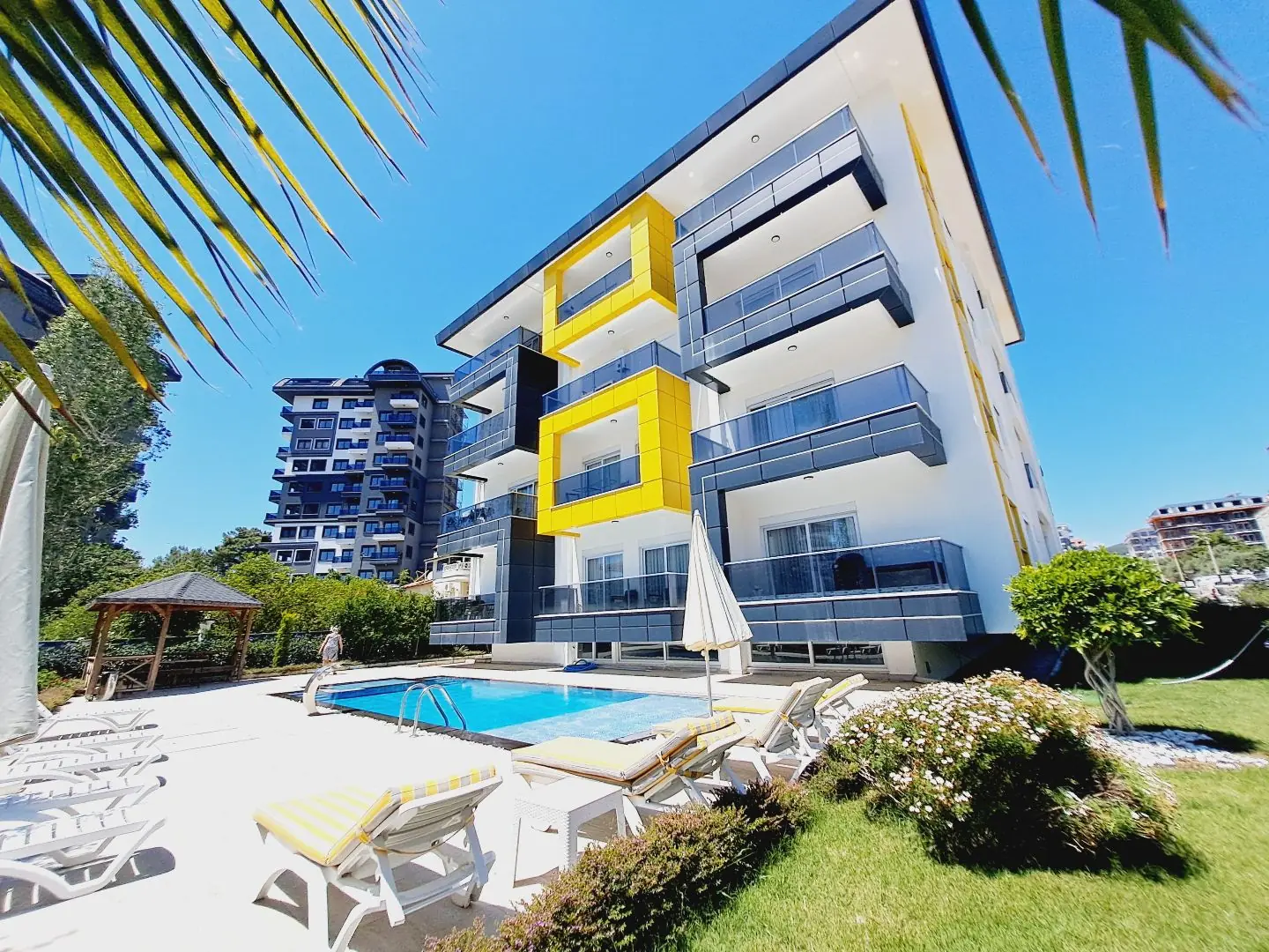 1+1 FURNISHED APARTMENT FOR SALE IN A FULLY ACTIVE COMPLEX IN AVSALLAR