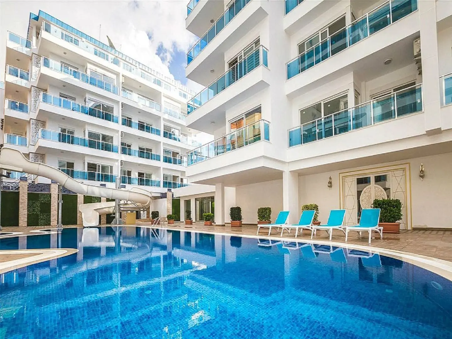 LUXURY FURNISHED 2+1 APARTMENT IN A FULLY ACTIVE COMPLEX IN AVSALLAR