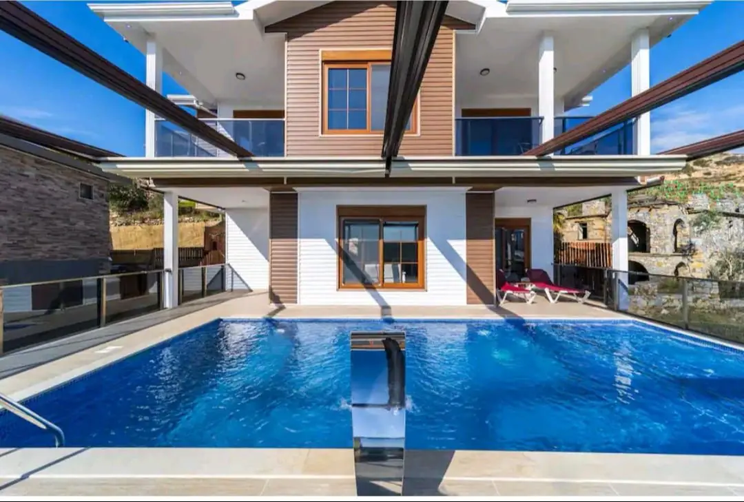 4+1/300M² VILLA FOR SALE NEAR THE AIRPORT IN ALANYA