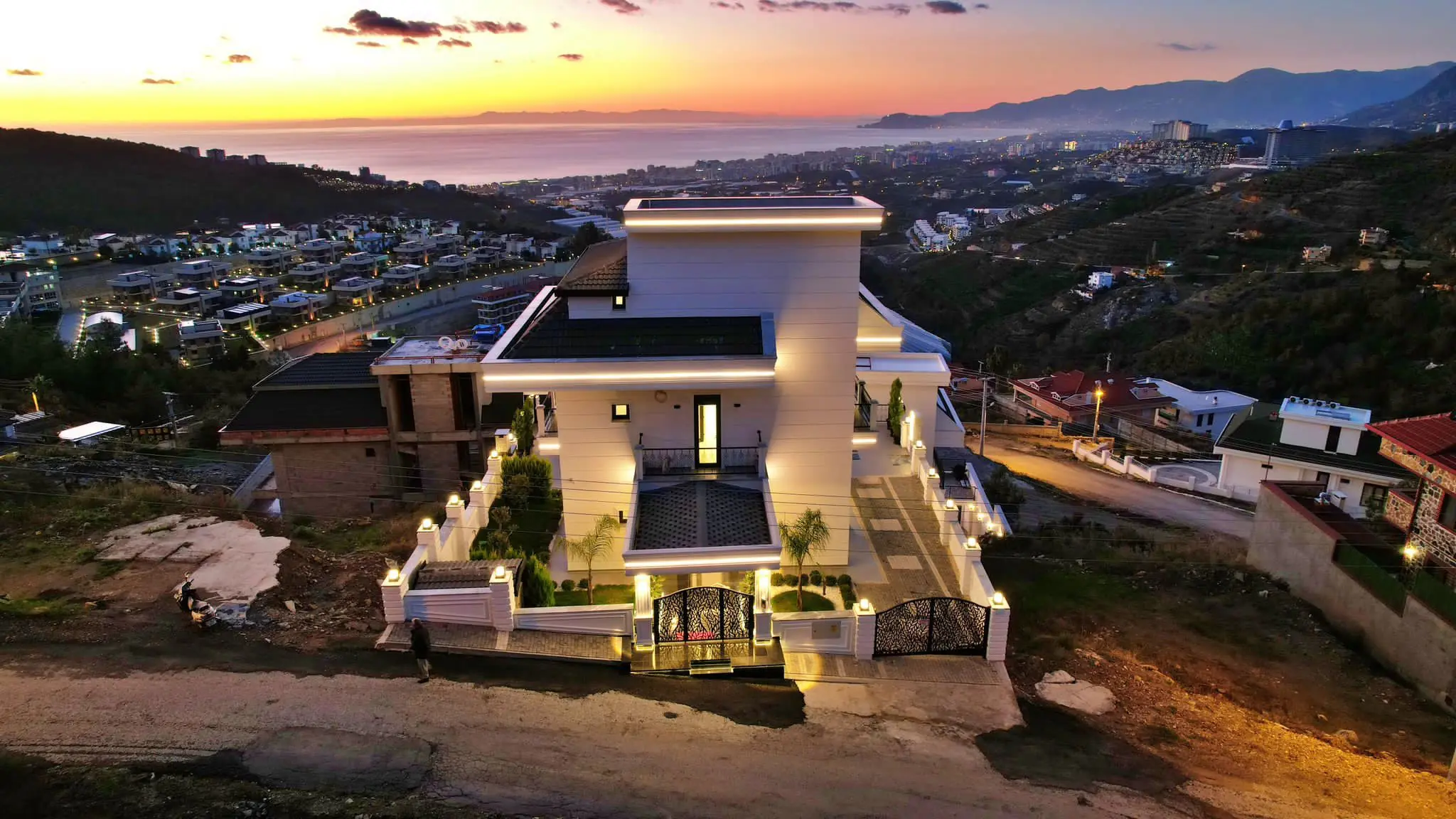 4+1 VILLA WITH A PERFECT VIEW FOR SALE IN ALANYA