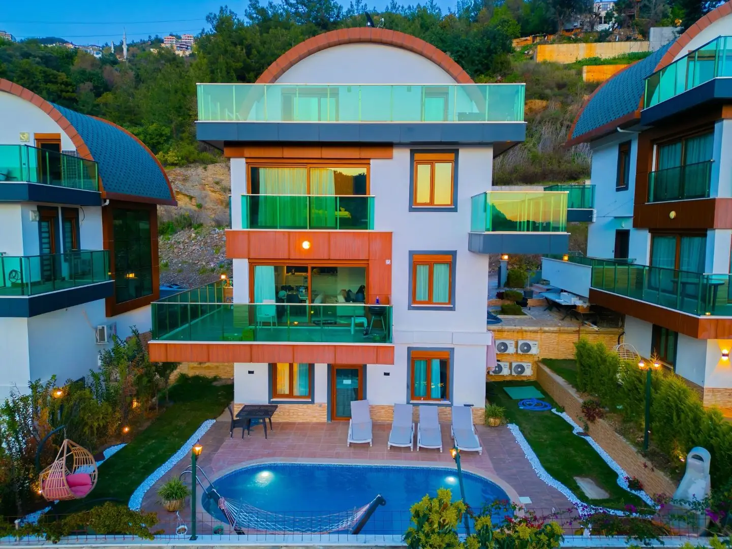 ALANYA'DA SATILIK ŞEHİR MANZARALI 5+1 VİLLA