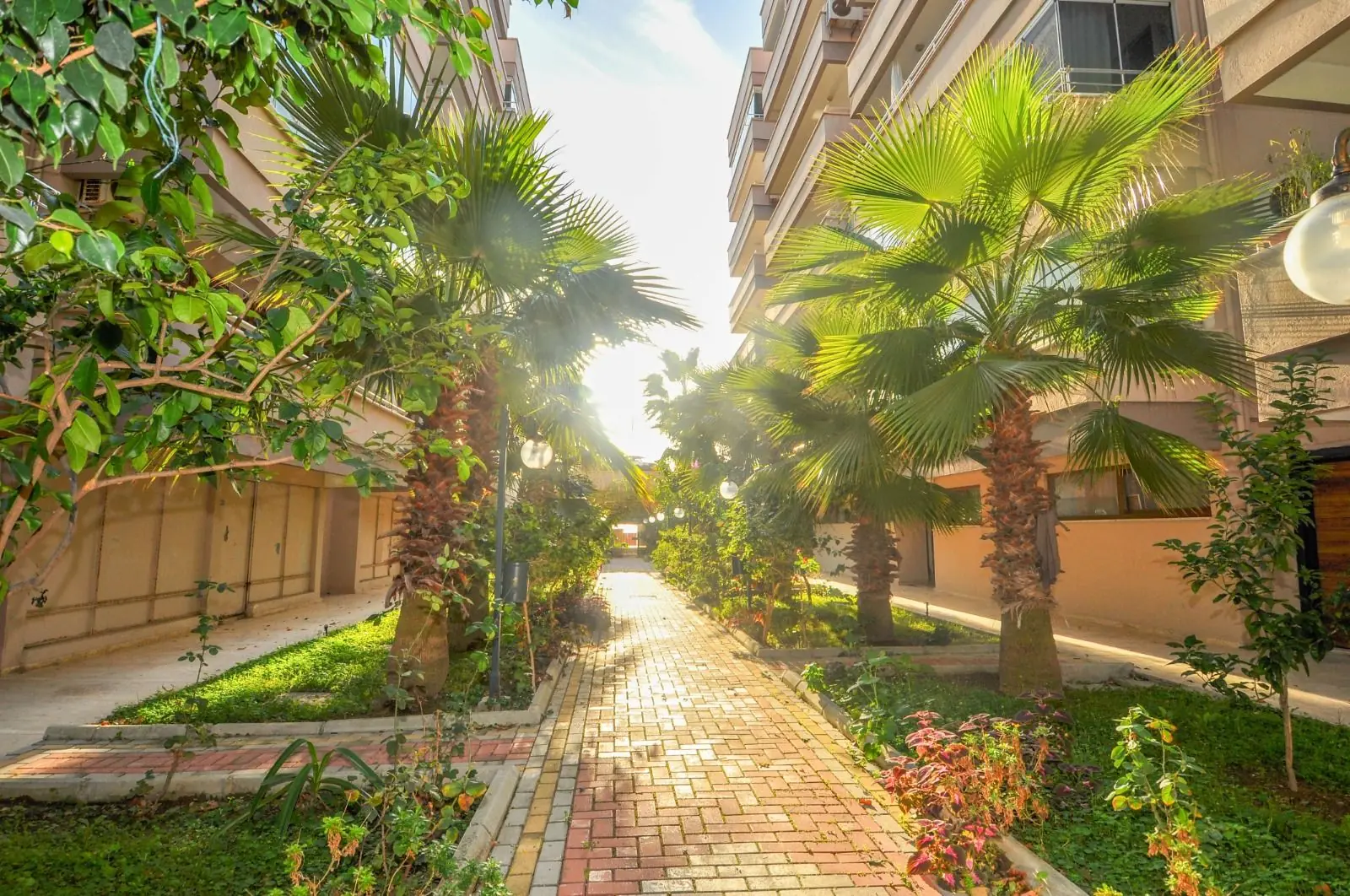 SEA-FRONT 1+1 FURNISHED OPPORTUNITY APARTMENT IN MAHMUTLAR