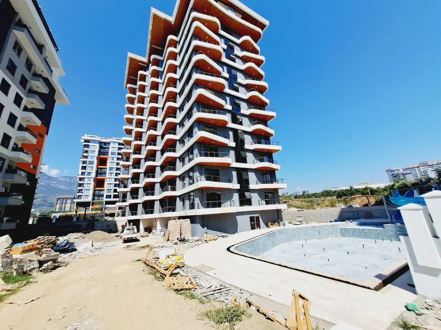 1+1 APARTMENT FOR SALE IN A NEWLY BUILT LUXURY COMPLEX IN MAHMUTLAR