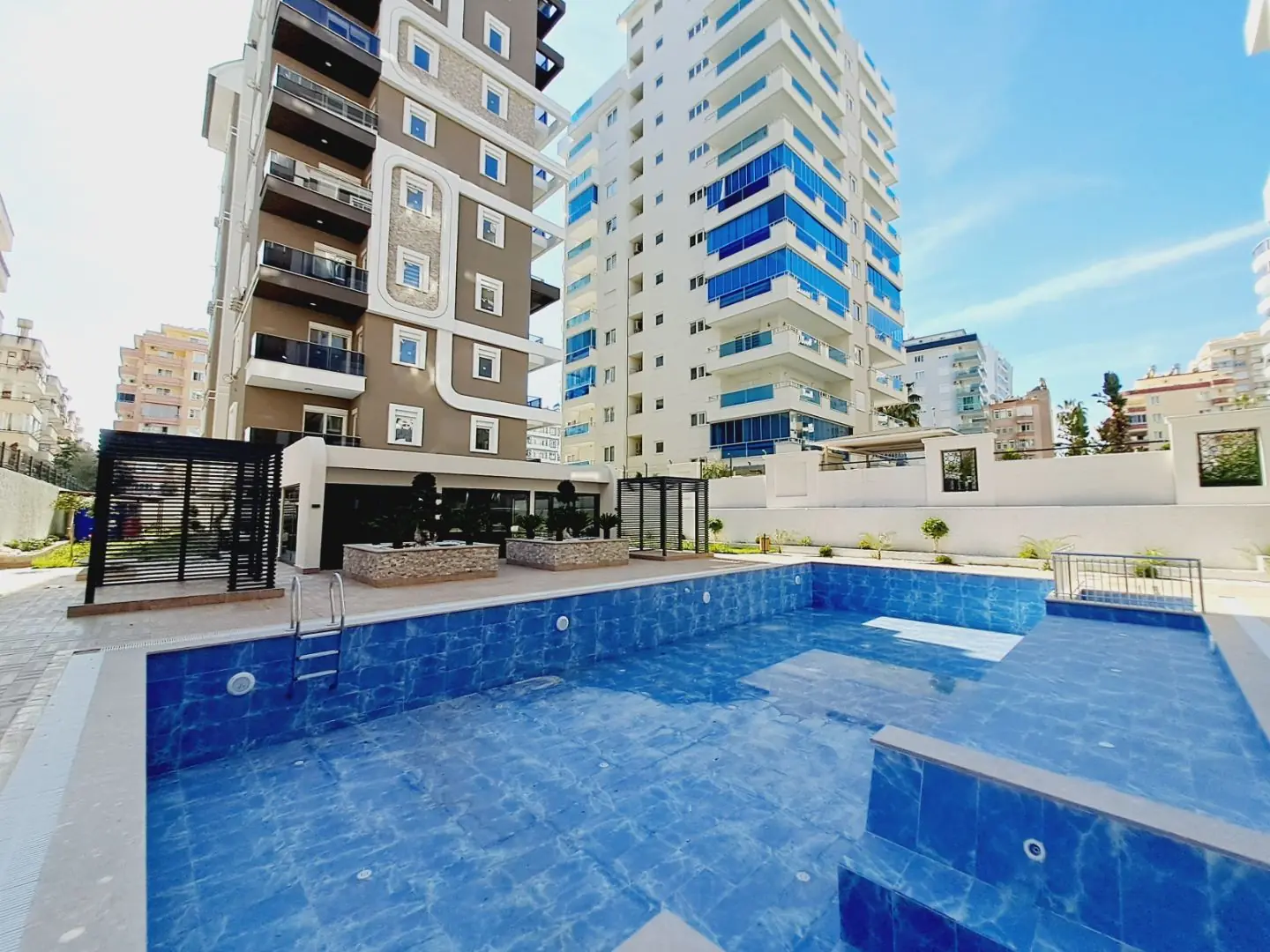 OPPORTUNITY APARTMENT IN 1+1 BRAND NEW BUILDING IN MAHMUTLAR REGION