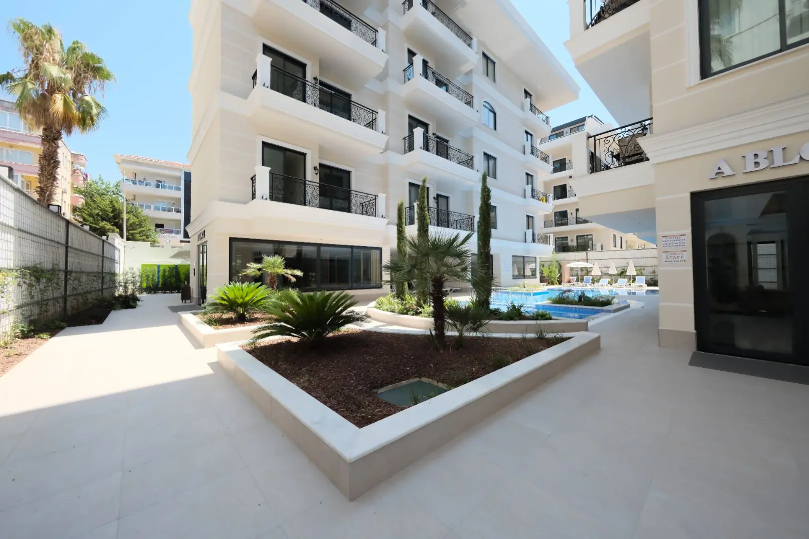 LUXURY 1+1 APARTMENT IN A FULLY ACTIVE COMPLEX IN THE CENTER OF ALANYA