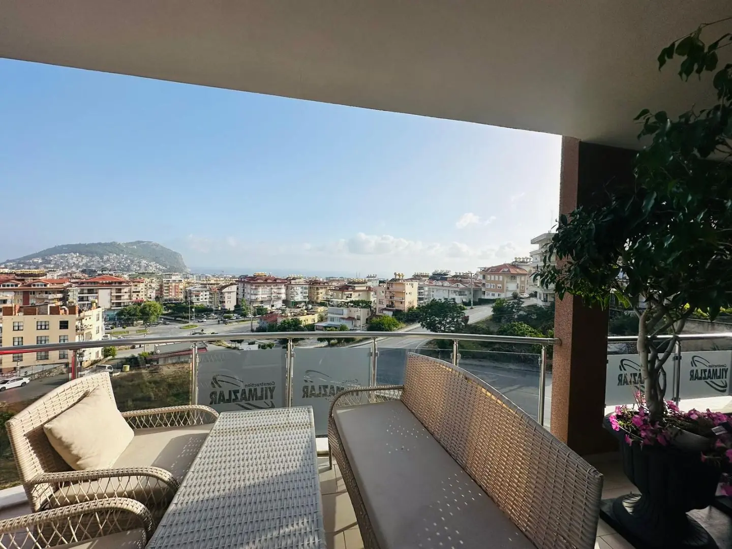 4+2 FURNISHED APARTMENT WITH CASTLE CITY AND SEA VIEW IN ALANYA CENTER