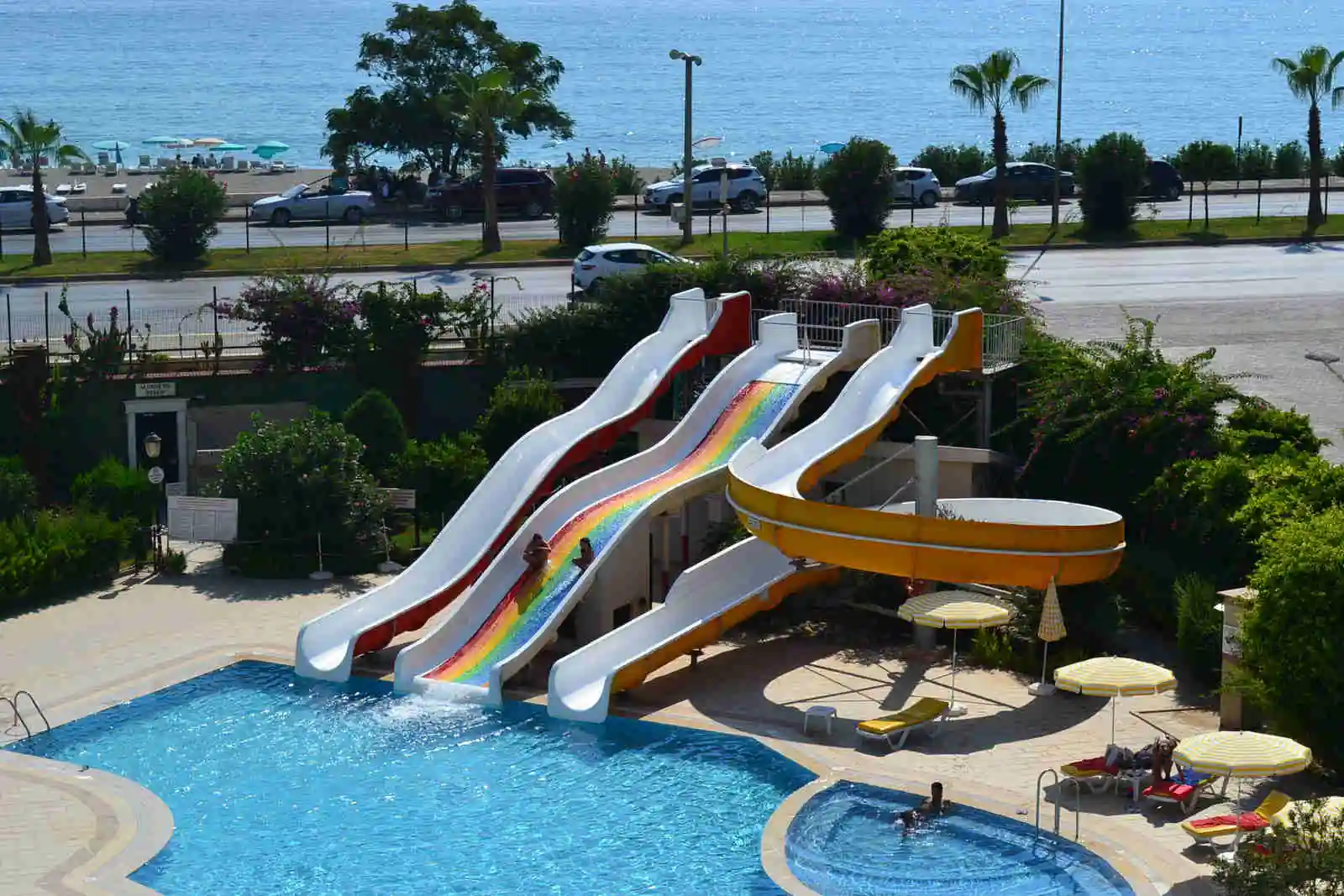 2+1 SEAFRONT APARTMENT IN A FULLY EQUIPPED COMPLEX IN TOSMUR