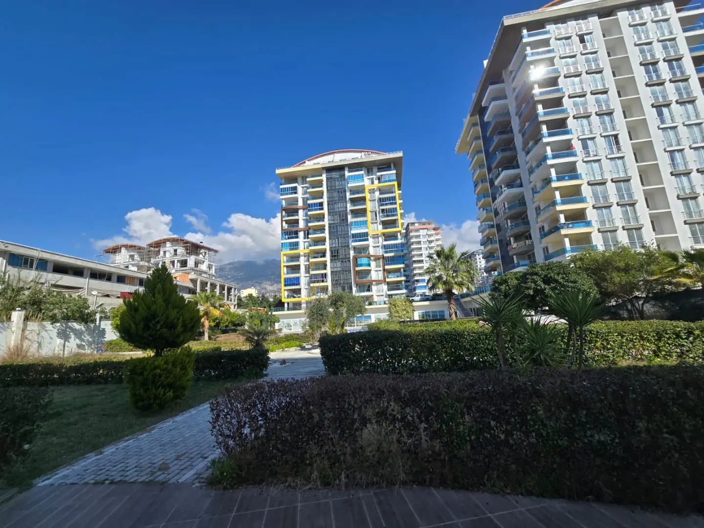 Furnished 1+1 Flat with Mountain View in Mahmutlar